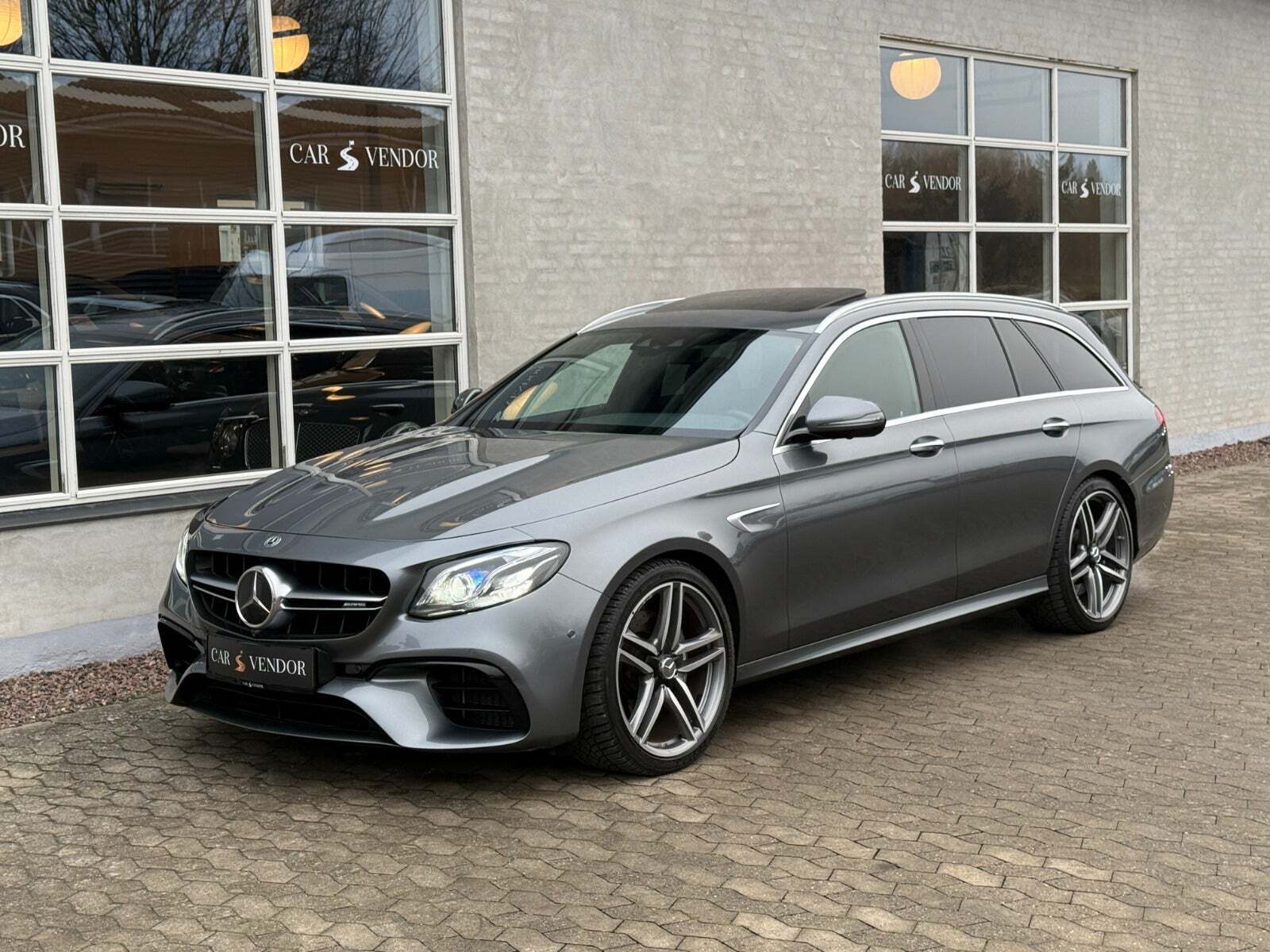 Grå Mercedes E63 fra 2017 set udefra