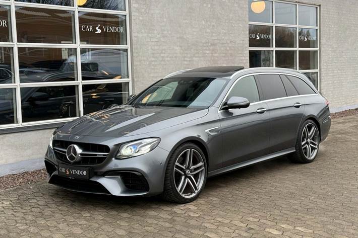 Grå Mercedes E63 fra 2017 set udefra