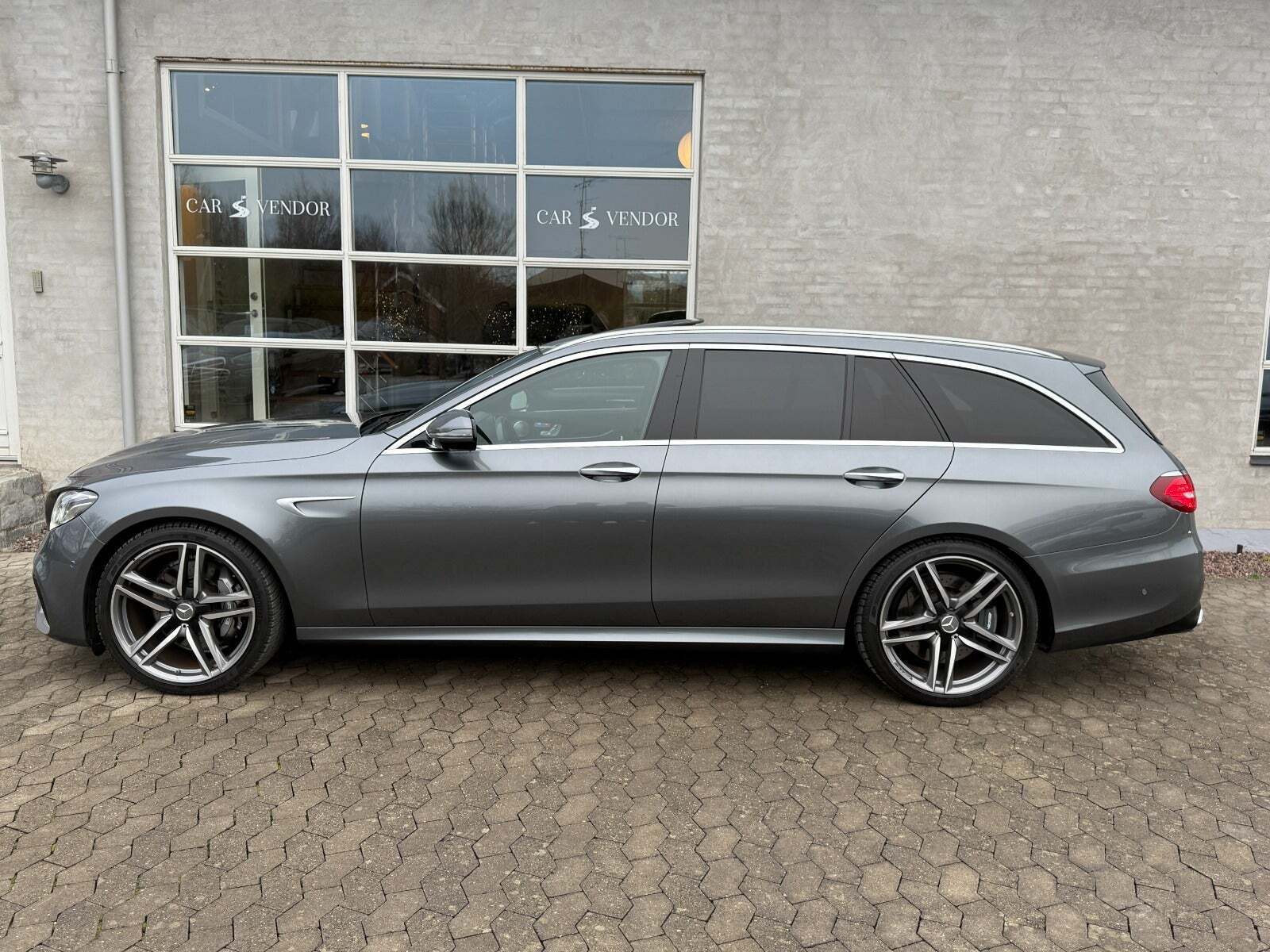 Grå Mercedes E63 fra 2017
