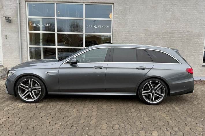 Grå Mercedes E63 fra 2017