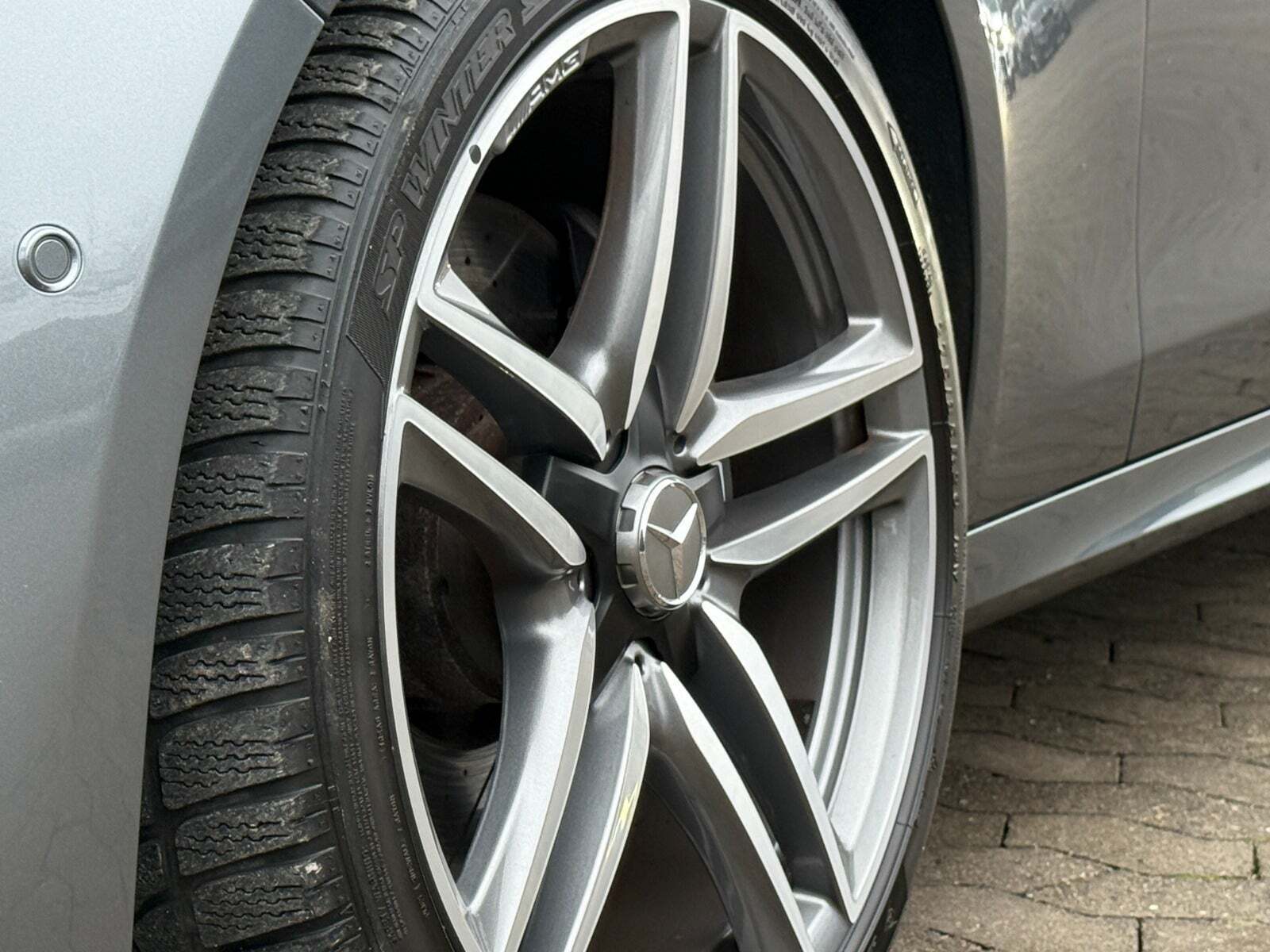 Grå Mercedes E63 fra 2017