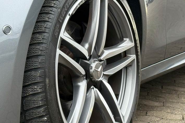 Grå Mercedes E63 fra 2017