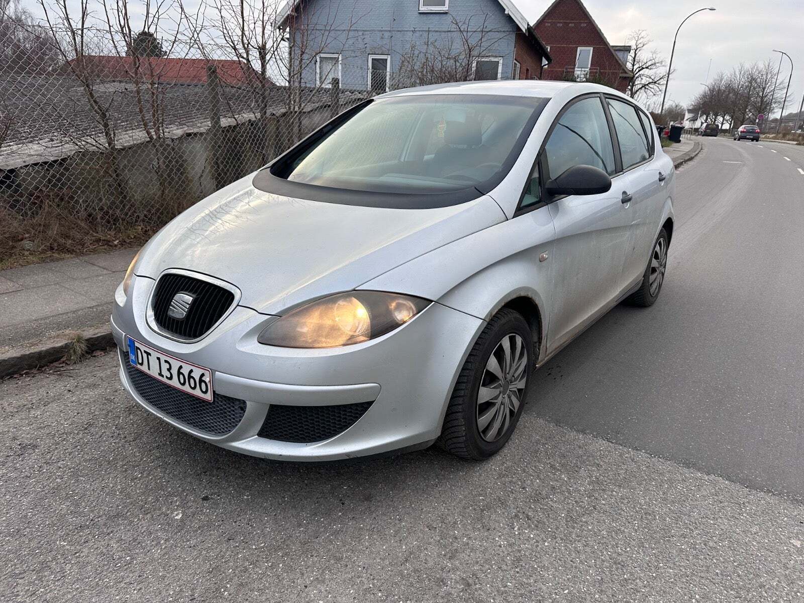 Sølv Seat Toledo fra 2005 set udefra