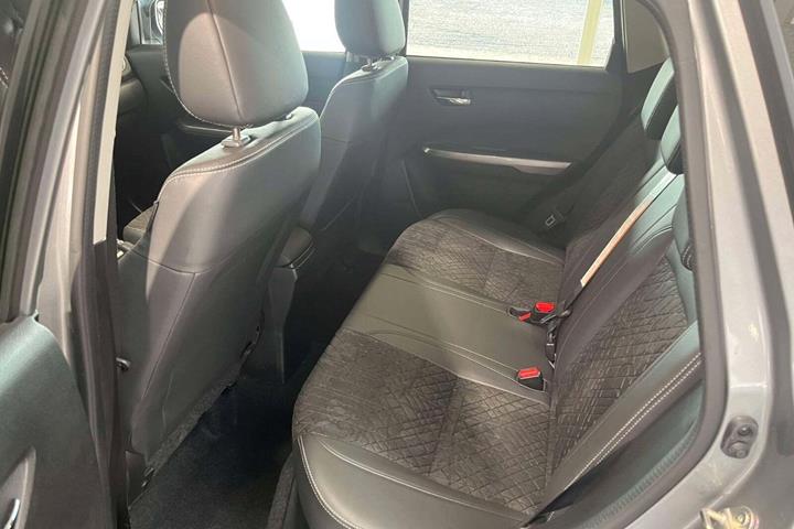 Grå Suzuki Vitara fra 2019