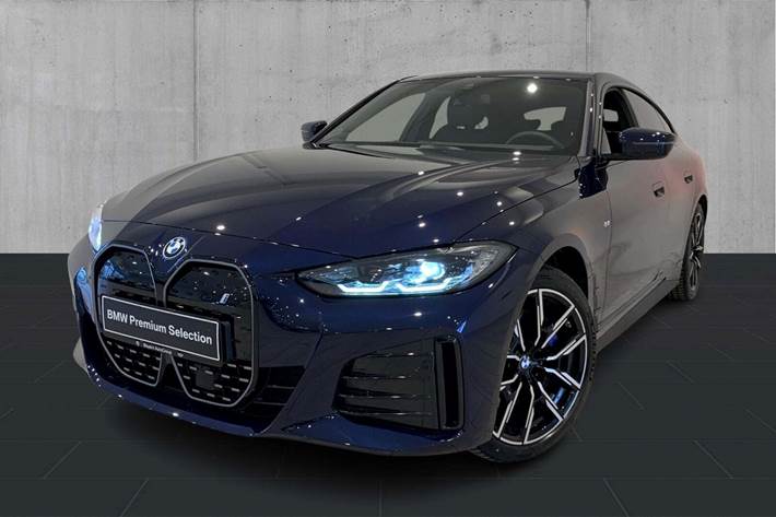 Blå BMW i4 fra 2024 set udefra