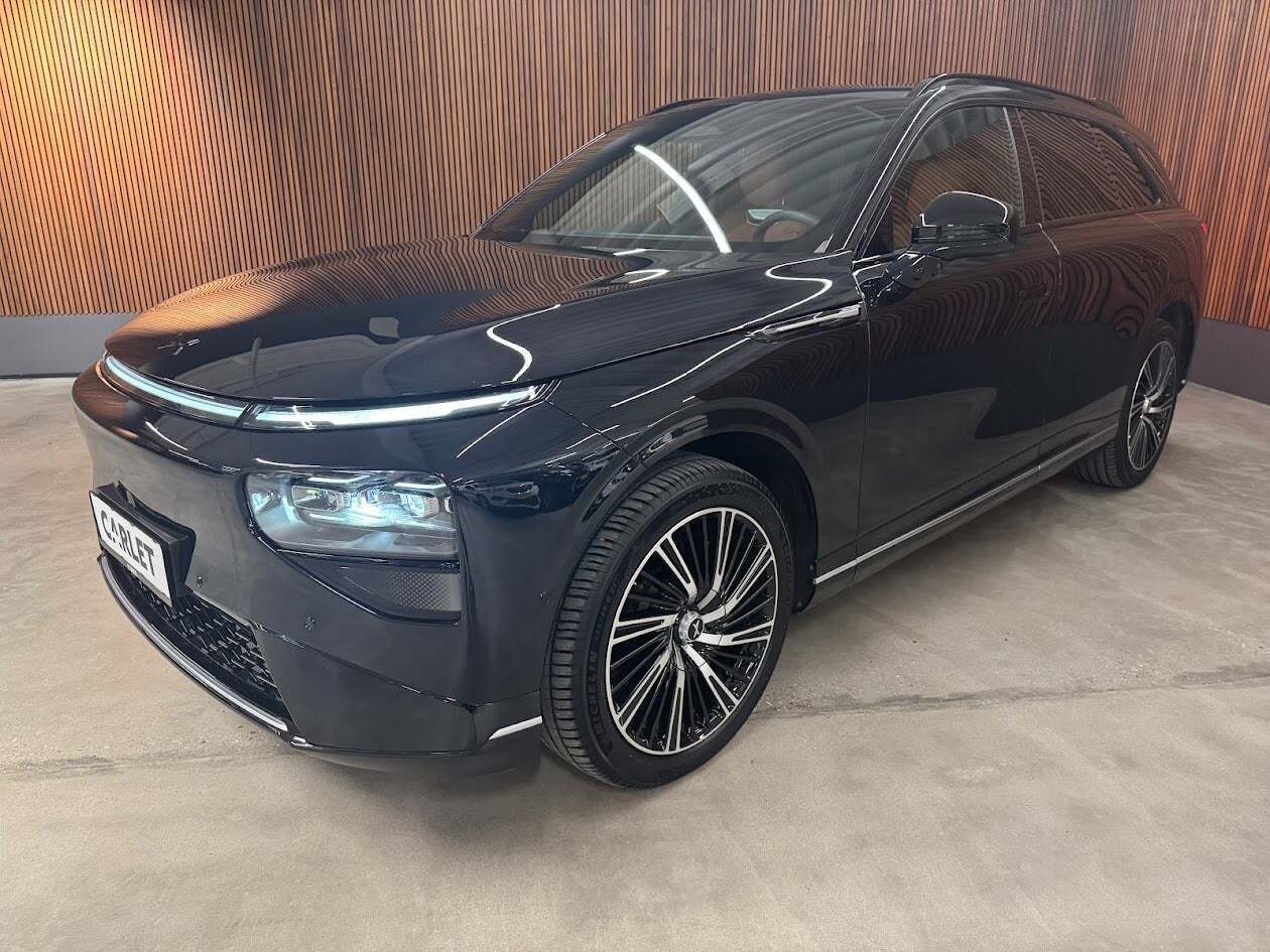 Sort Xpeng G9 fra 2023 set udefra