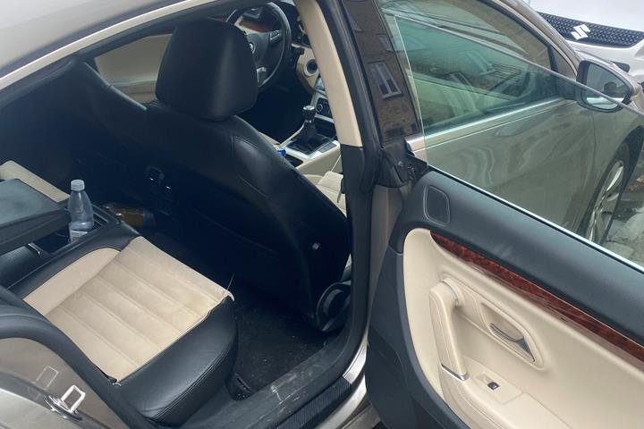 Grå VW Passat CC fra 2009
