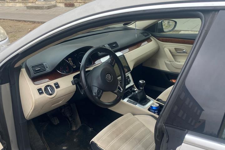 Grå VW Passat CC fra 2009