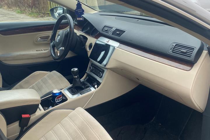 Grå VW Passat CC fra 2009