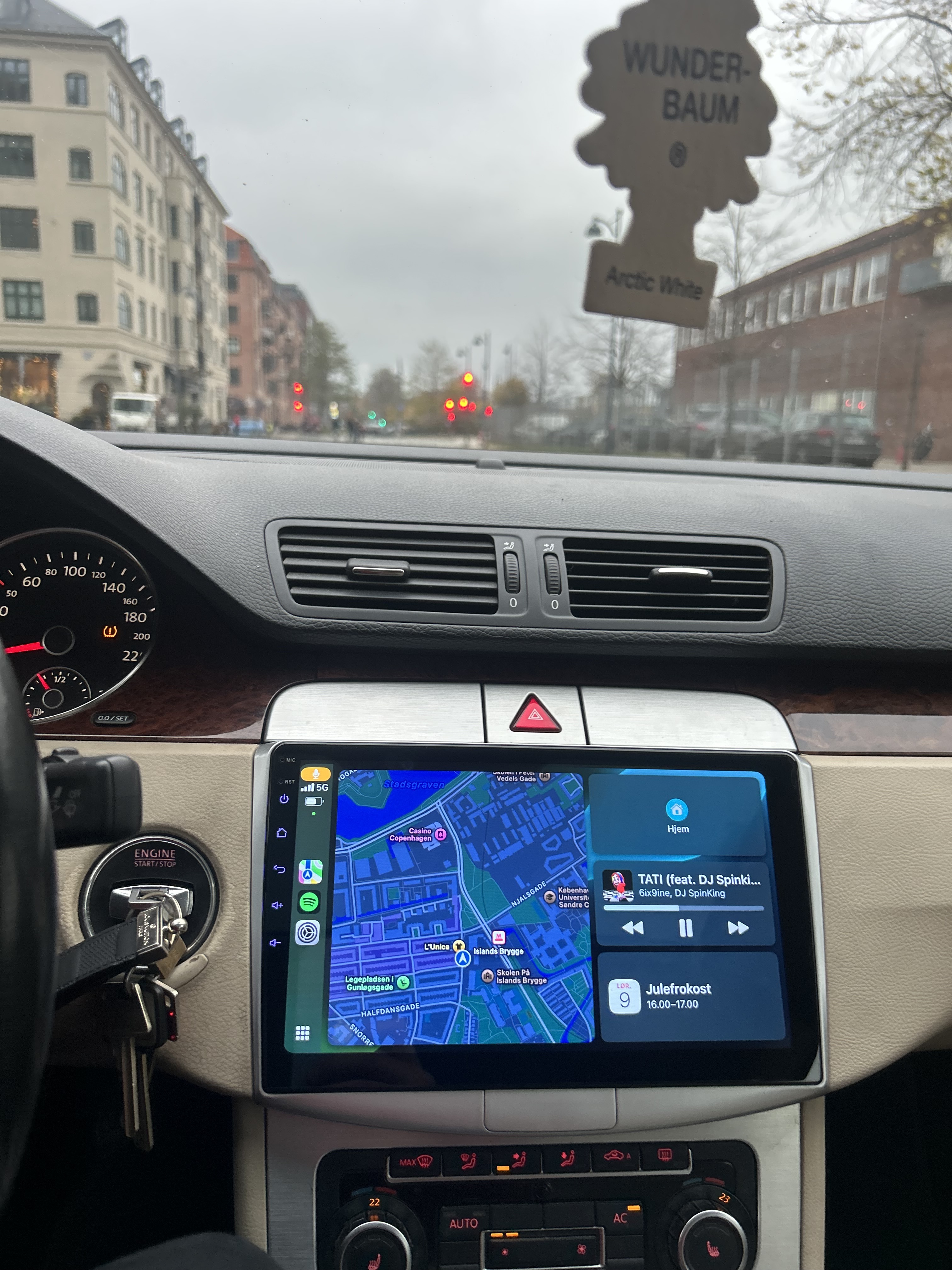 Grå VW Passat CC fra 2009