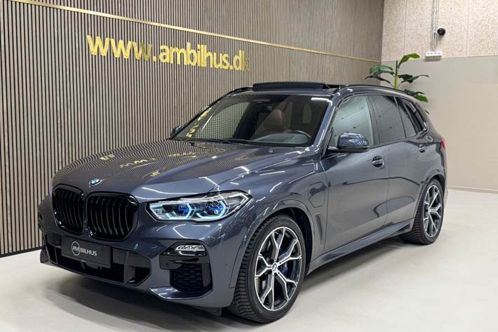 Grå BMW X5 fra 2021 set udefra