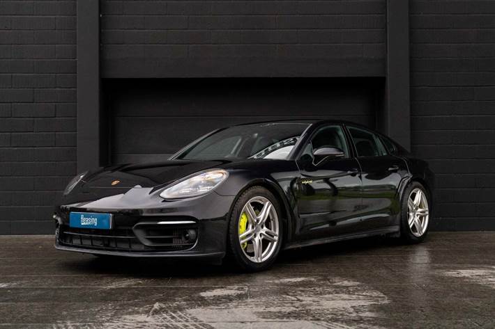 Sort Porsche Panamera 4 fra 2022