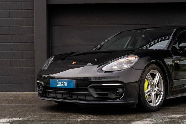 Sort Porsche Panamera 4 fra 2022 set udefra