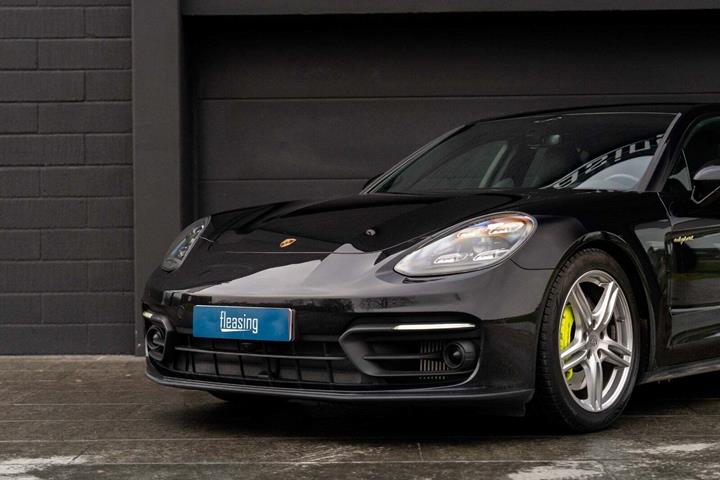 Sort Porsche Panamera 4 fra 2022 set udefra