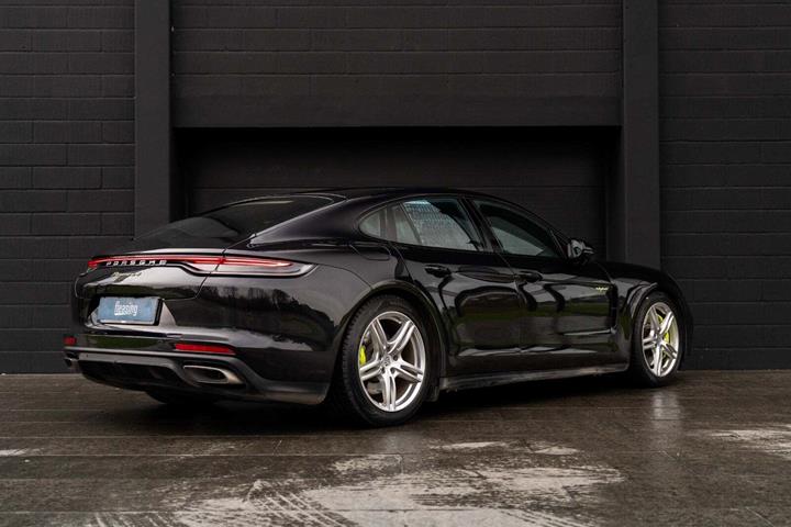 Sort Porsche Panamera 4 fra 2022