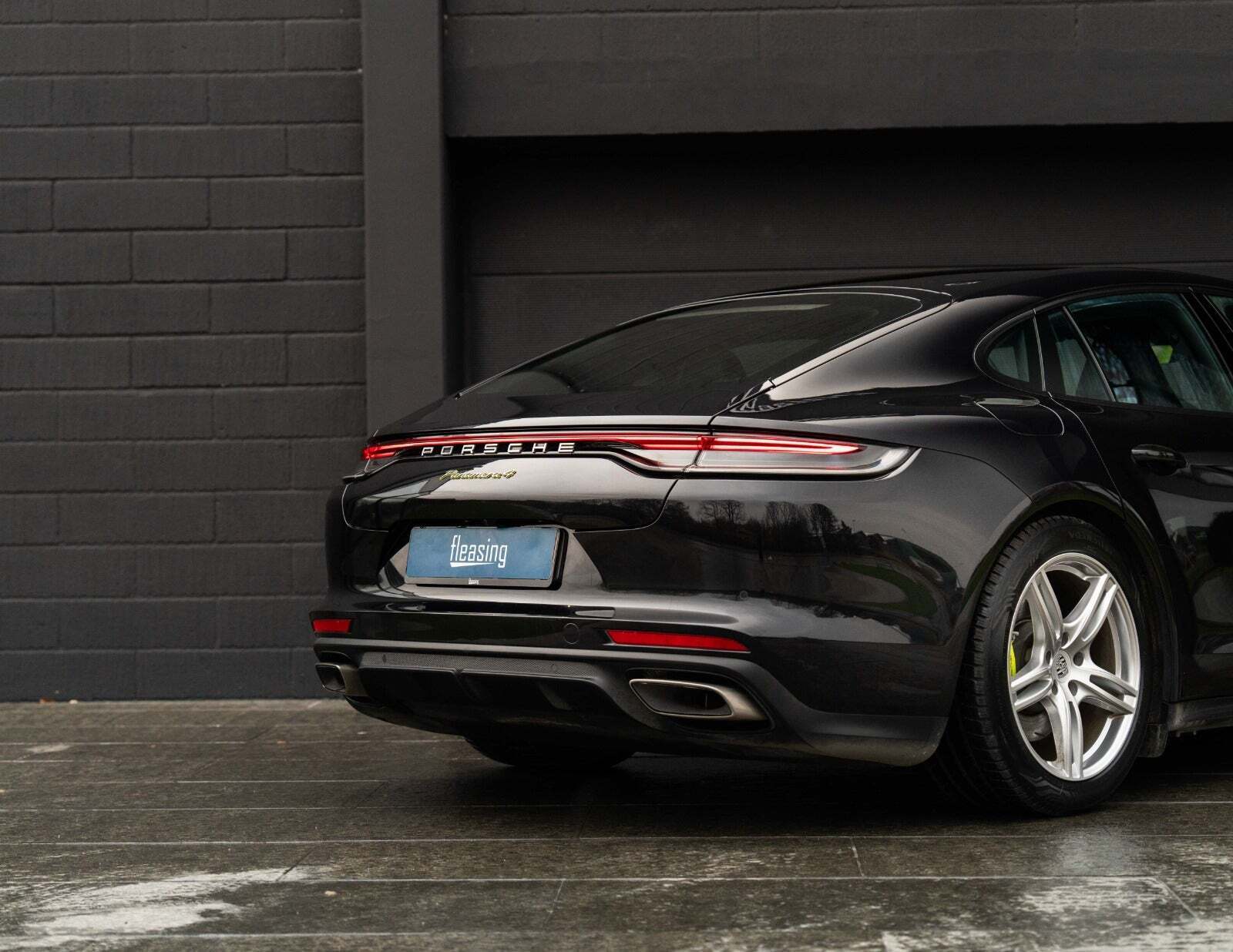 Sort Porsche Panamera 4 fra 2022 set udefra