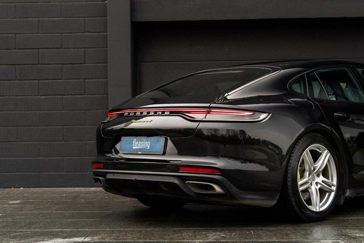 Sort Porsche Panamera 4 fra 2022 set udefra