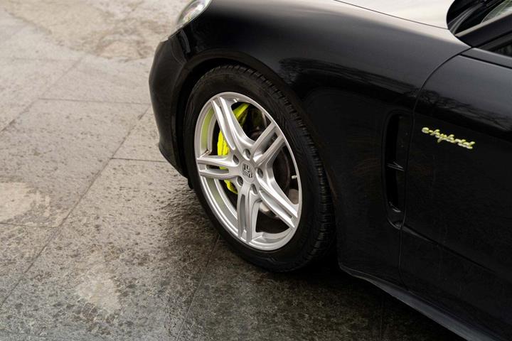 Sort Porsche Panamera 4 fra 2022 set udefra