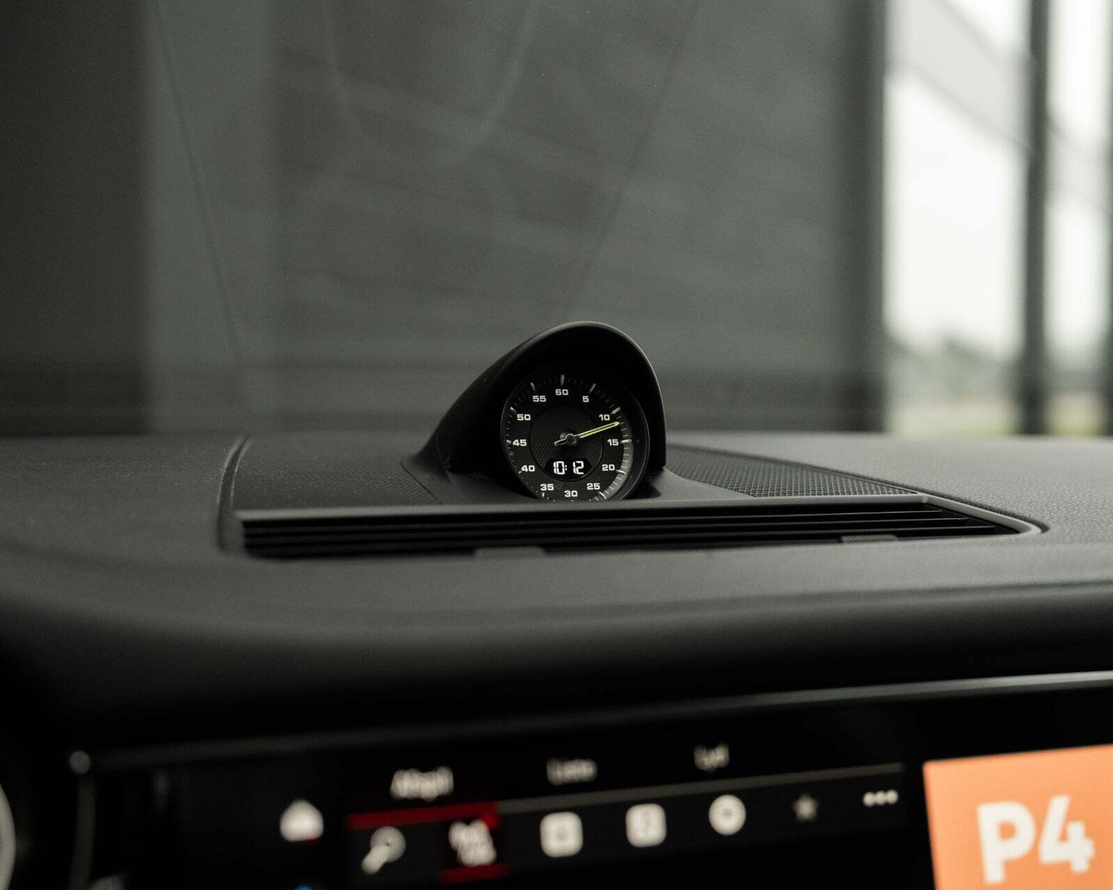 Sort Porsche Panamera 4 fra 2022 set indefra