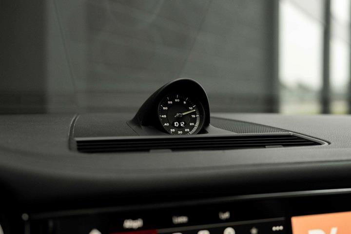Sort Porsche Panamera 4 fra 2022 set indefra