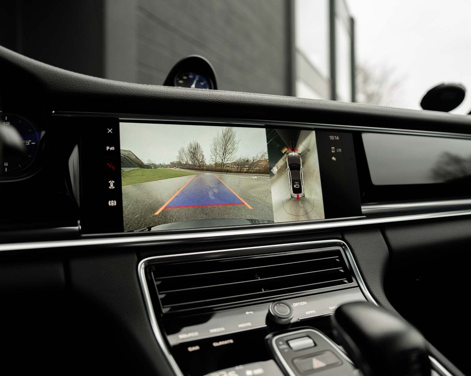 Sort Porsche Panamera 4 fra 2022 set indefra