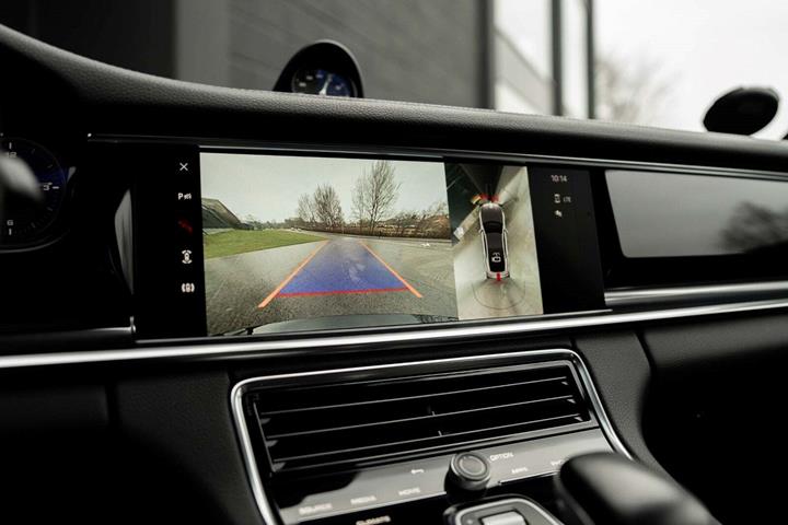 Sort Porsche Panamera 4 fra 2022 set indefra