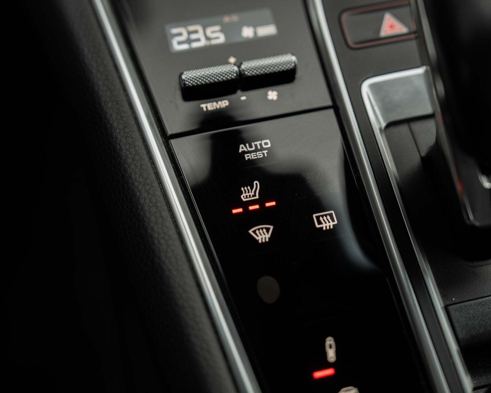 Sort Porsche Panamera 4 fra 2022 set indefra