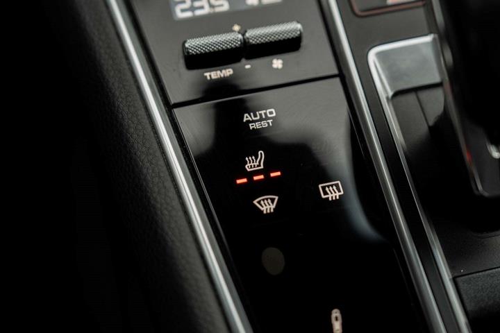 Sort Porsche Panamera 4 fra 2022 set indefra