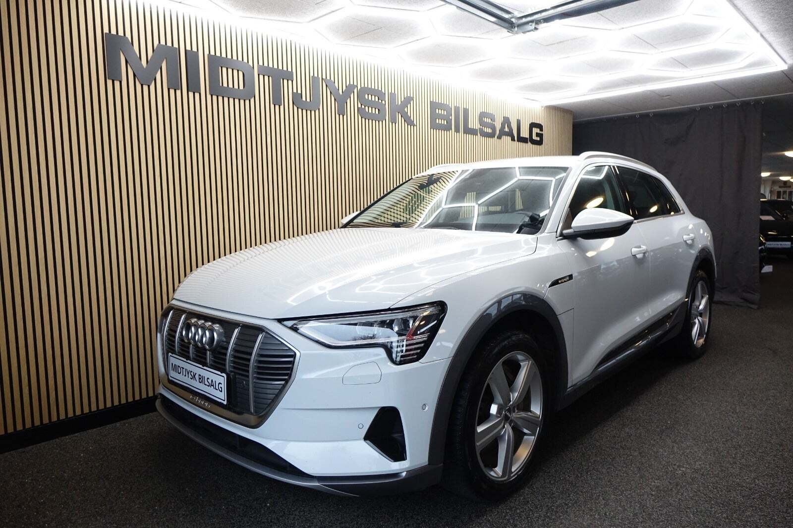 Hvid Audi e-tron fra 2020 set udefra