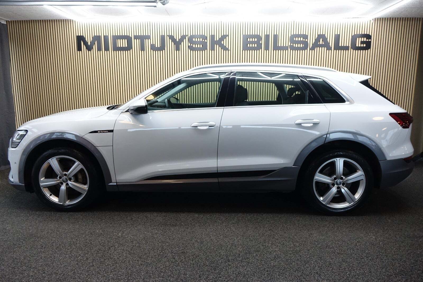 Hvid Audi e-tron fra 2020