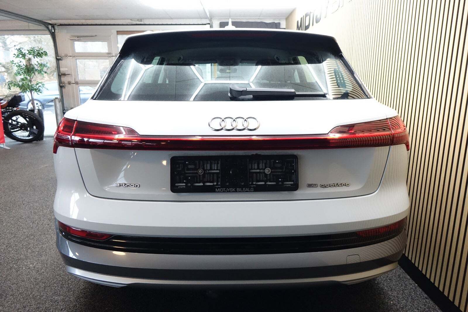 Hvid Audi e-tron fra 2020