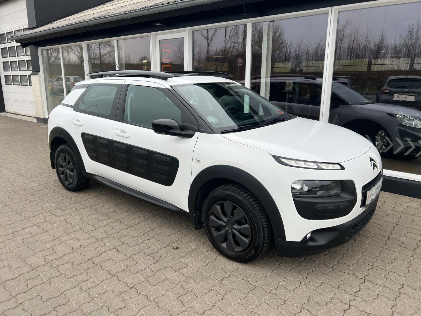 Hvid Citroën C4 Cactus fra 2017 set udefra