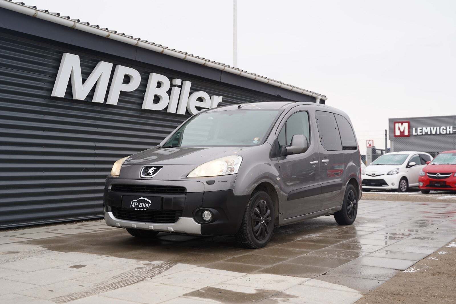 Grå Peugeot Partner Tepee fra 2011 set udefra
