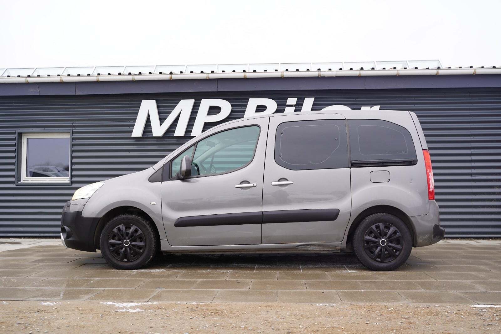 Grå Peugeot Partner Tepee fra 2011 set udefra
