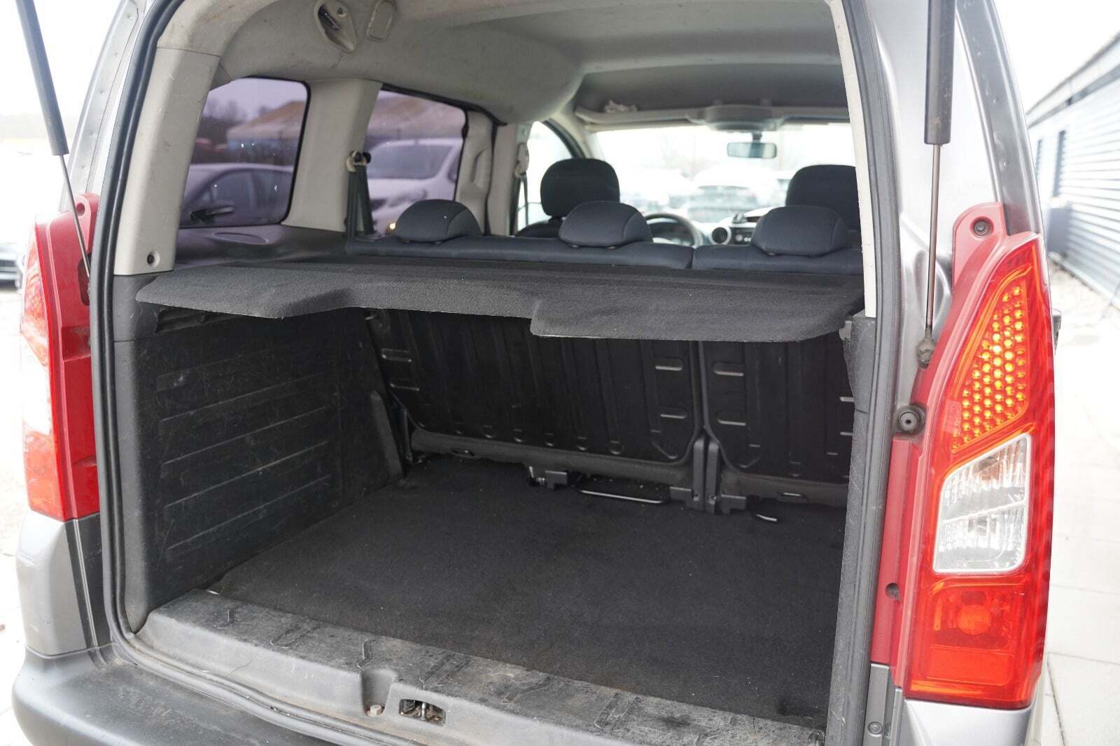 Grå Peugeot Partner Tepee fra 2011 set indefra