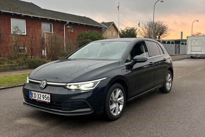 Sort VW Golf VIII fra 2021 set udefra