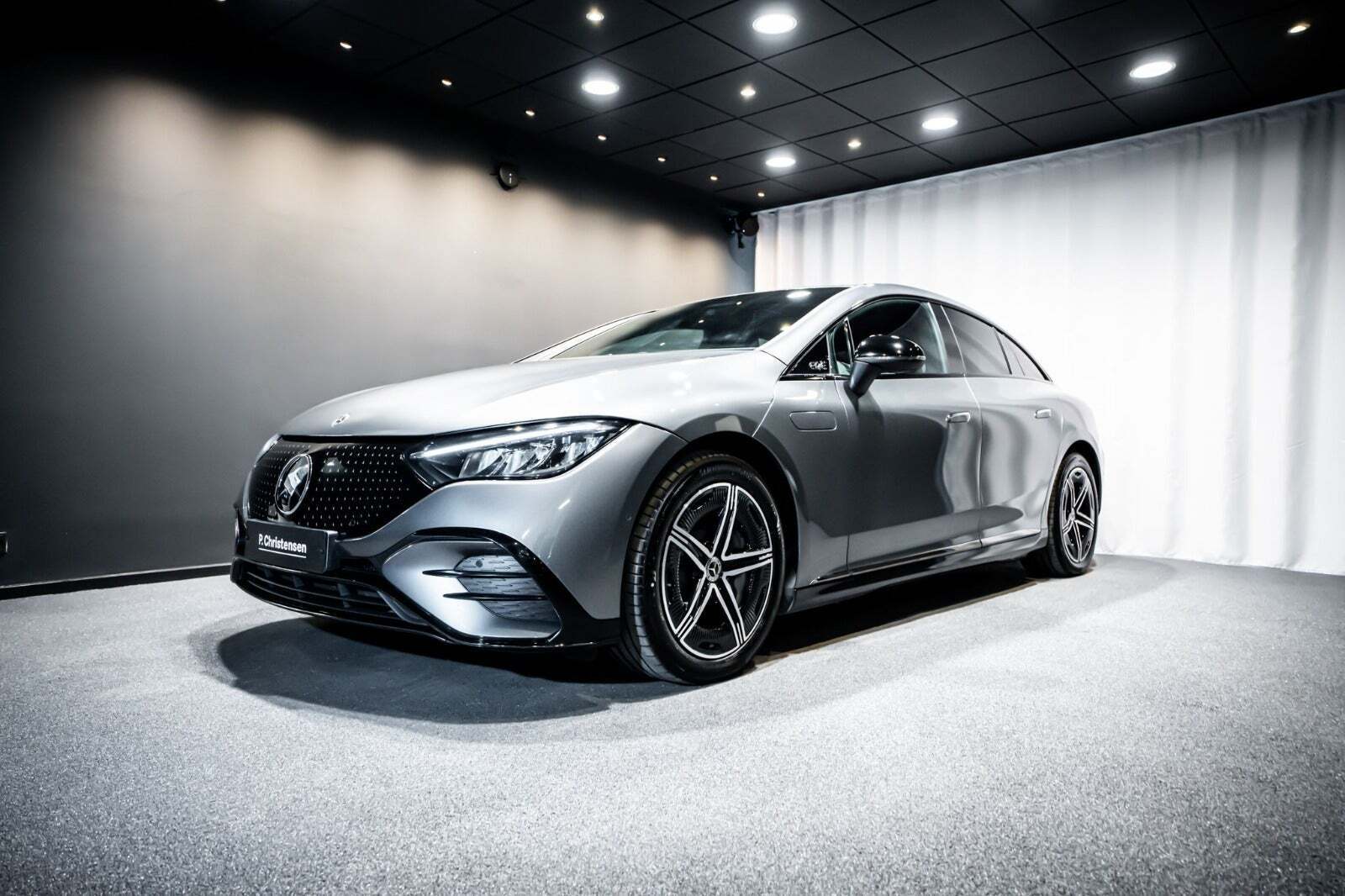 Grå Mercedes EQE350 fra 2024 set udefra