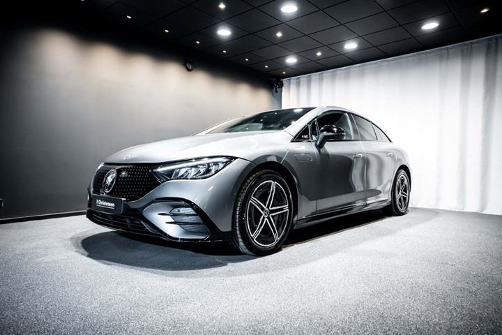 Grå Mercedes EQE350 fra 2024 set udefra