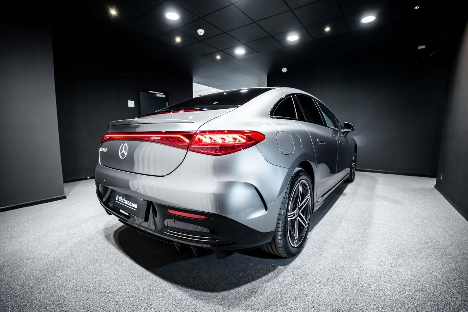 Grå Mercedes EQE350 fra 2024