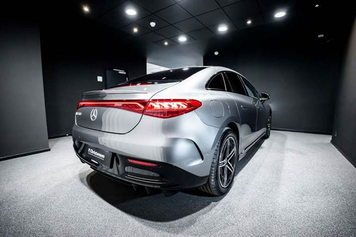 Grå Mercedes EQE350 fra 2024