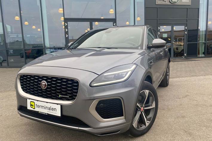 Grå Jaguar E-Pace fra 2022 set udefra