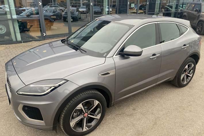 Grå Jaguar E-Pace fra 2022 set udefra