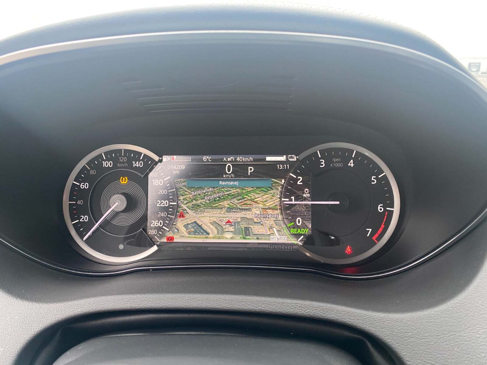 Grå Jaguar E-Pace fra 2022 set indefra