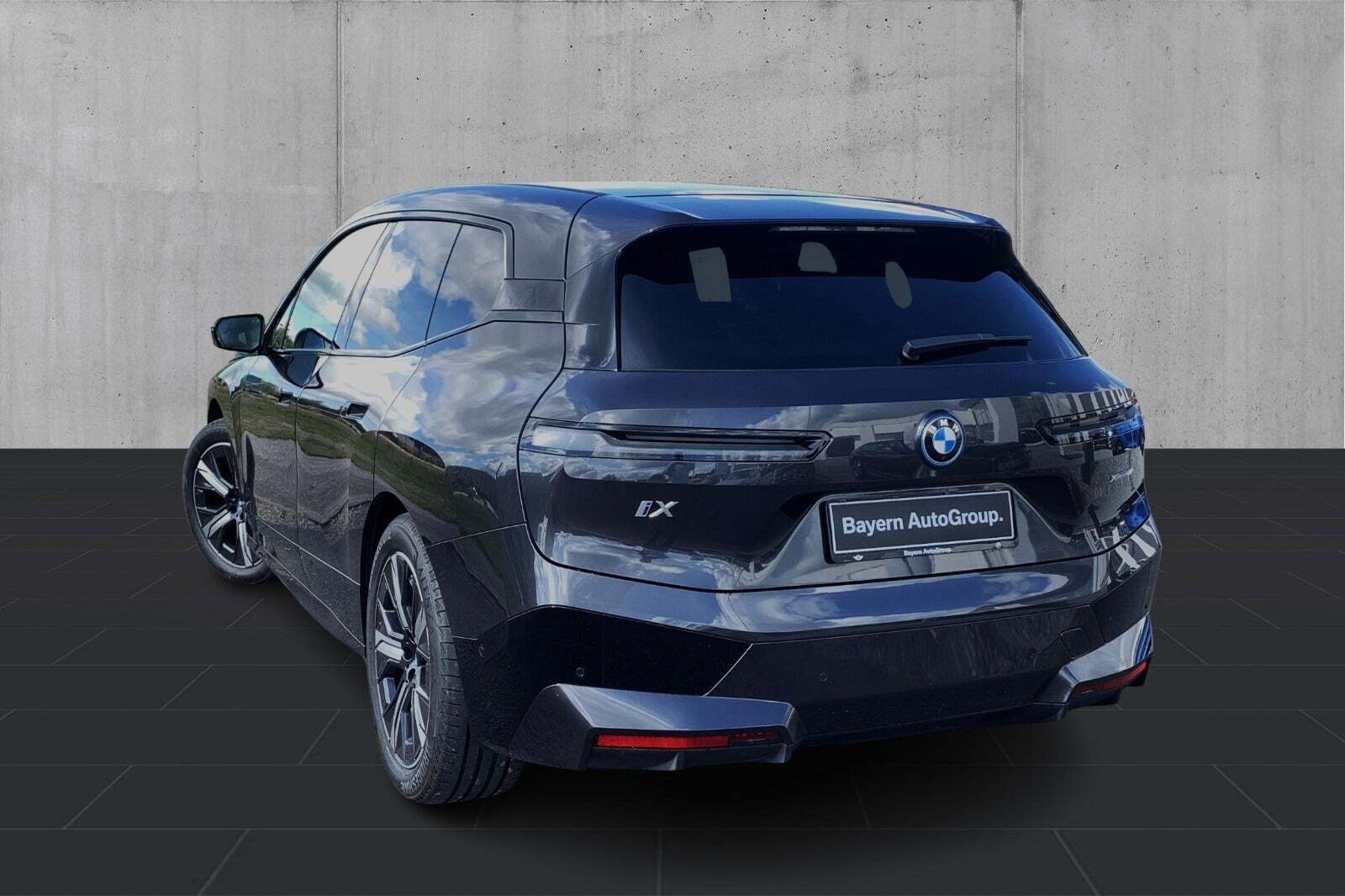 Sort BMW iX fra 2024