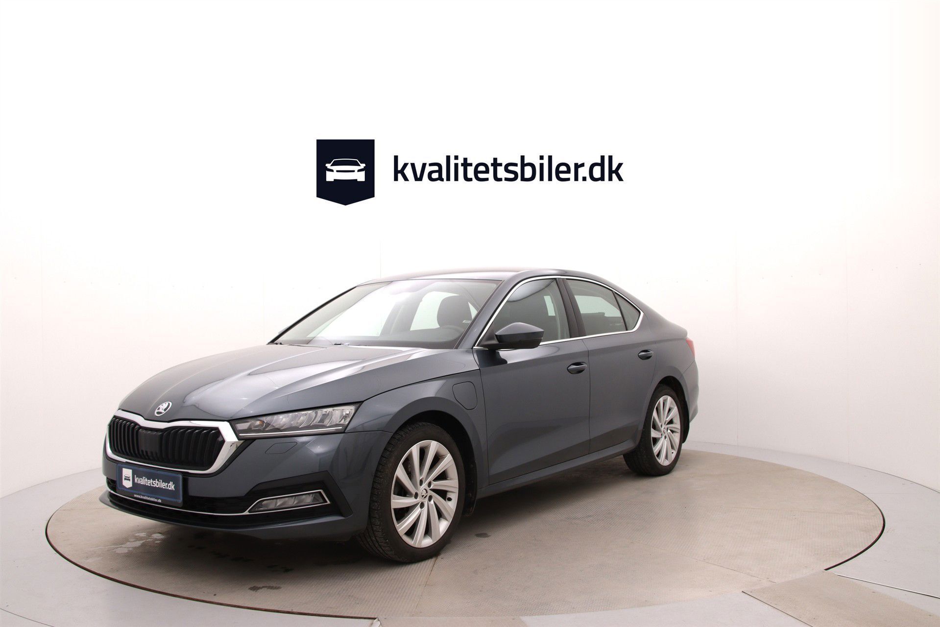 Grå Skoda Octavia fra 2021 set udefra