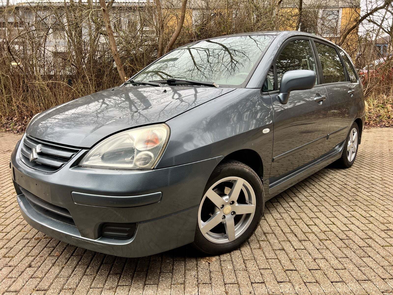 Grå Suzuki Liana fra 2006