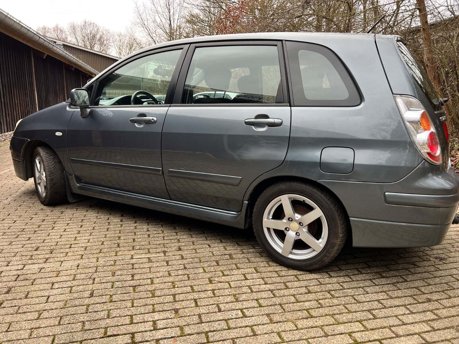 Grå Suzuki Liana fra 2006