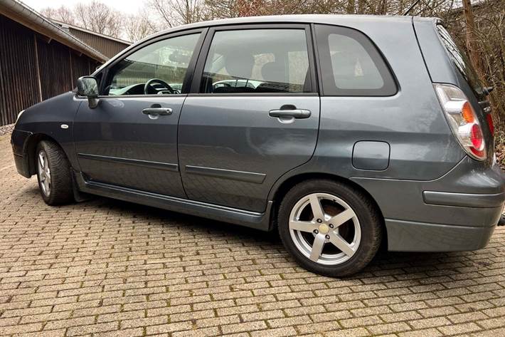 Grå Suzuki Liana fra 2006