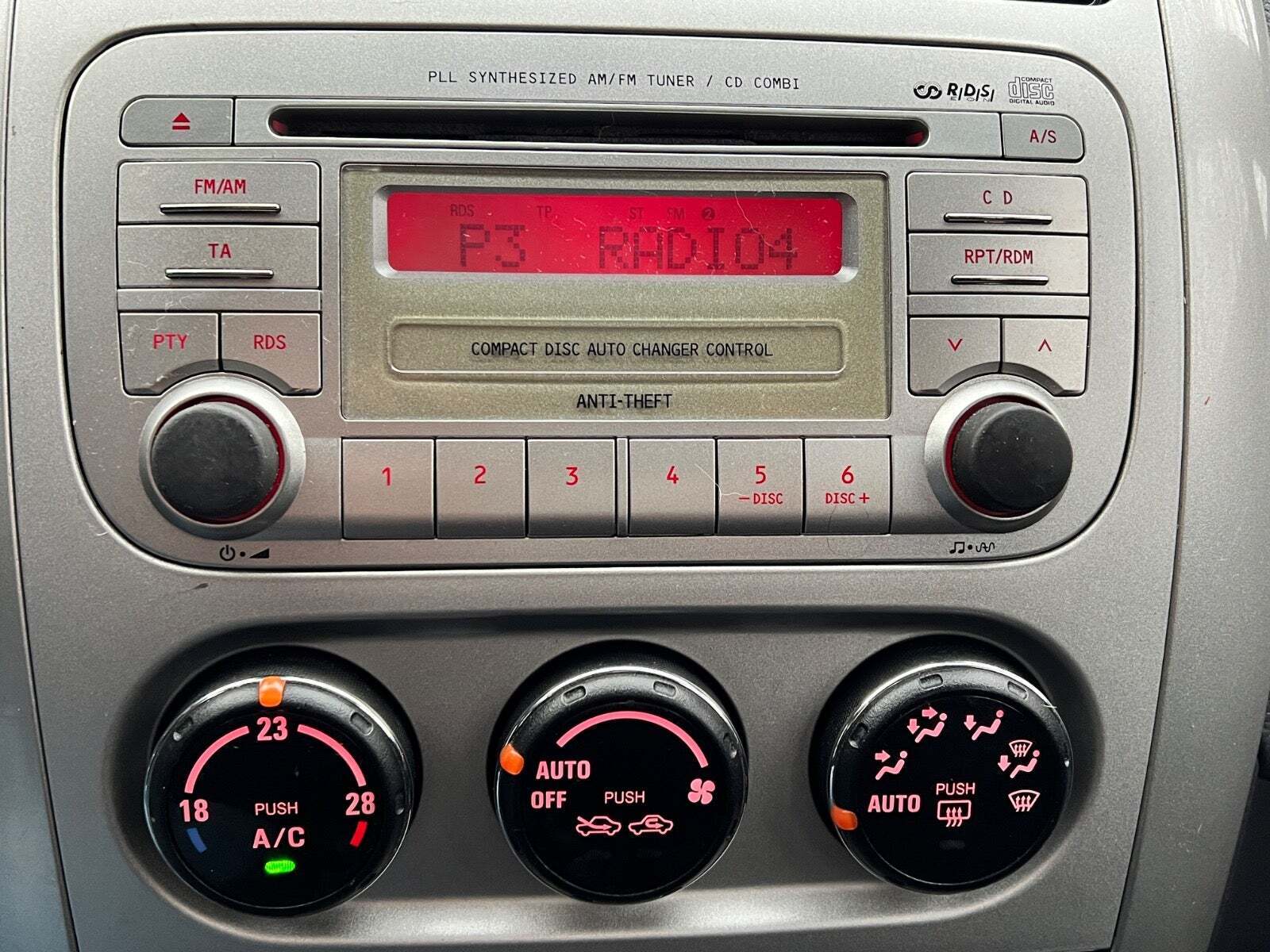 Grå Suzuki Liana fra 2006