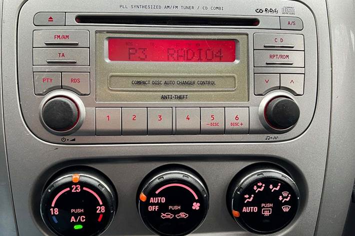 Grå Suzuki Liana fra 2006